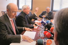 Tomás Correia (à esq.) preside a administração da associação mutualista. Ao lado, Vítor Melícias, do conselho-geral