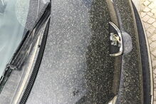  Milhares de automobilistas acordaram na manhã desta quarta-feira com os carros sujos de poeira