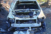 Carro incendiado em zona erma     