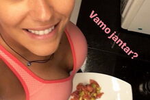 A atriz fez uma reconstrução mamária depois de vencer a luta contra o cancro. Agora, mostra-se mais confiante