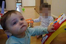 Gabriel e Maria, de apenas um ano, foram agredidos com um martelo