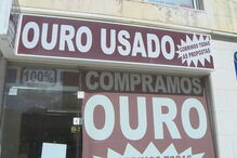 Funcionária foi esfaqueada durante o assalto