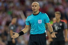 O árbitro Szymon Marciniak 