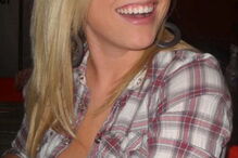 Professora que fez sexo com aluno sorri ao ser detida