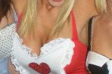 Professora que fez sexo com aluno sorri ao ser detida