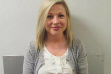 Professora que fez sexo com aluno sorri ao ser detida