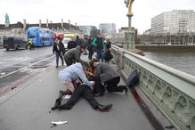 Várias pessoas foram atropeladas junto à ponte de Westminster, em Londres