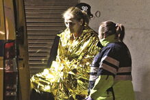 Vítima a ser transportada para a ambulância do INEM após ter sido assistida por três horas no local