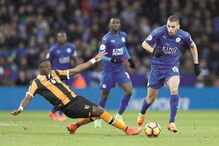 Islam Slimani, à direita, não está a ter em Inglaterra o sucesso que conheceu em Portugal, no Sporting 