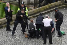 Khalid Masood atropelou dezenas de pessoas antes de embater com o carro no gradeamento do Parlamento inglês, em Londres