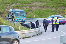 Cenário do crime na A16, em que condutor foi morto em carjacking