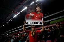 Adepto português durante jogo Portugal-Hungria, no Estádio da Luz