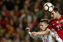 Cedric disputa a bola com um jogador da Hungria