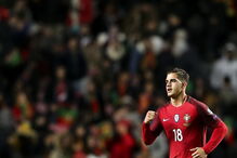 André Silva celebra o golo com os companheiros de seleção	