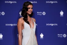 Sara Sampaio, que apadrinhou o novo navio da Douro Azul ‘Serenity’, fez-se acompanhar na cerimónia pelo namorado, o milionário inglês Oliver Ripley 