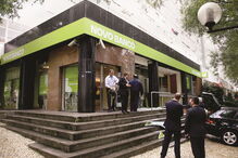 Novo Banco tem reduzido balcões, mas só no início de abril Bruxelas deverá olhar para o plano de negócios da Lone Star 