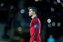 Cristiano Ronaldo cabisbaixo perante o resultado do jogo