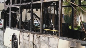 Autocarro incendeia-se com 30 pessoas a bordo em Rio Tinto