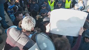 Tensão entre manifestantes e autoridades