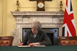 Theresa May assina carta para entregar na União Europeia