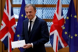 Donald Tusk segura carta enviada por Theresa May que inicia a saída do Reino Unido da União Europeia