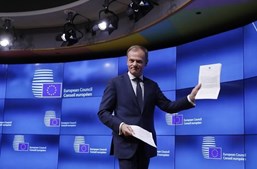 Presidente do Conselho Europeu, Donald Tusk, em conferência depois de receber a carta de Theresa May