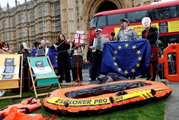 Manifestantes reunidos fora do parlamento britânico depois de Theresa May ter desencadeado o processo de saída do Reino Unido da União Europeia