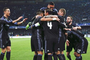 Real Madrid ganha em Nápoles com golos de Morata e Ramos