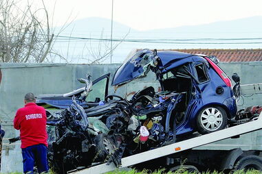 Ford em que seguiam as vítimas ficou totalmente desfeito na colisão frontal 
