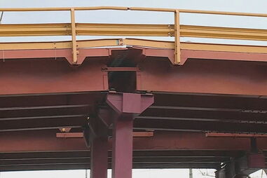 Problemas na estrutura e queda de objetos motivaram corte de circulação no Viaduto de Alcântara