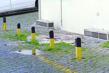 Resíduos permaneceram à porta do Centro de Saúde São Vicente, em Penafiel, durante mais de dois meses