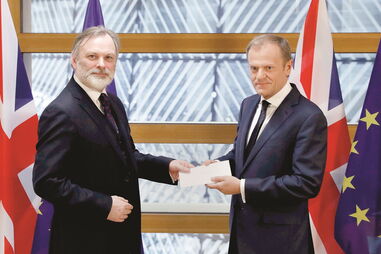 A carta de May que desencadeia o processo do Brexit foi entregue ao presidente do Conselho Europeu (à dir.) pelo representante britânico na UE, Tim Barrow