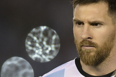 Messi foi punido com quatro jogos de suspensão pela comissão disciplinar da FIFA por proferir palavras insultuosas