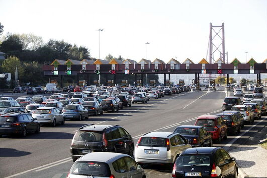 Acidente ocorreu a seguir à Ponte 25 de Abril