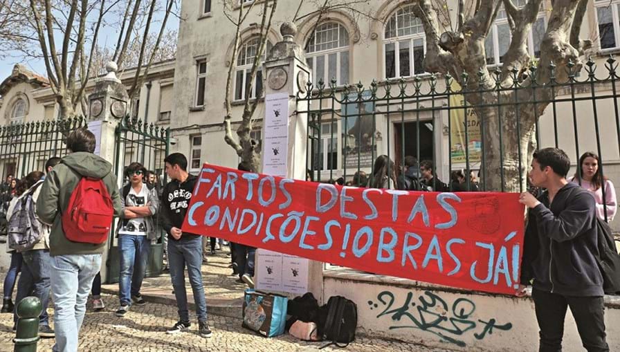 Manifestação no Liceu Camões, em Lisboa, juntou dezenas de alunos, que exigiram a realização de obras na escola