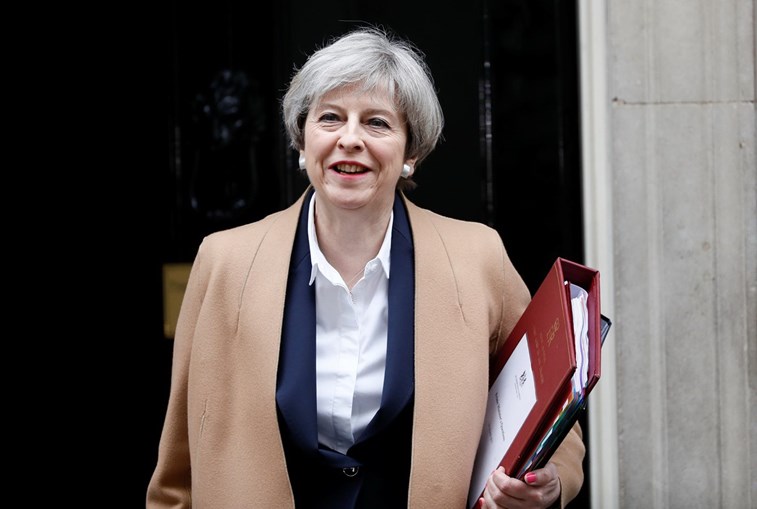 Theresa May a sair o nº 10 de Downing Street, Londres, depois de assinar a carta para Bruxelas