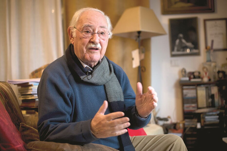 Ruy de Carvalho na casa em que mora, em Paço de Arcos, Oeiras