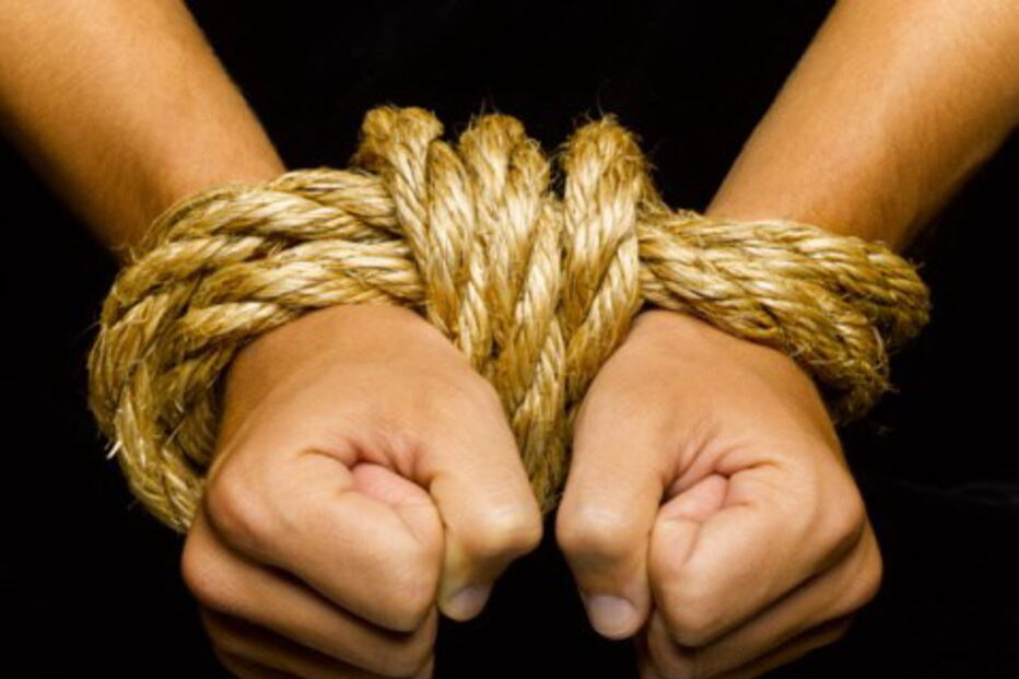 Homens são amarrados e vendados antes de serem violados