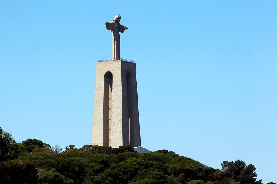 ANA, Cristo Rei, Almada, Tejo, Montijo, Base Aérea, Igreja de Nossa Senhora da Atalaia, Aeronautical Information Portugal, Vasco da Gama, questões sociais
