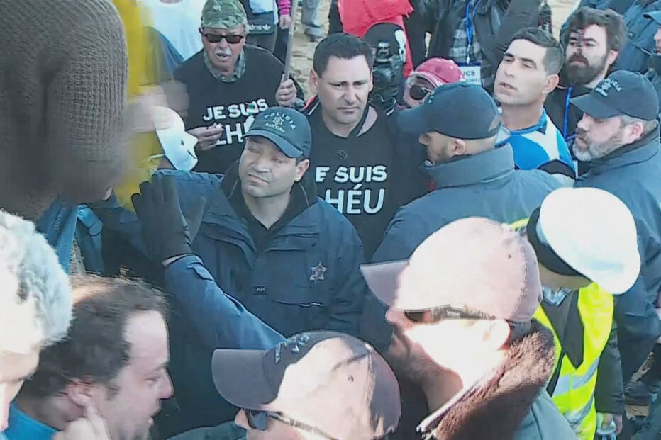 Tensão entre manifestantes e autoridades