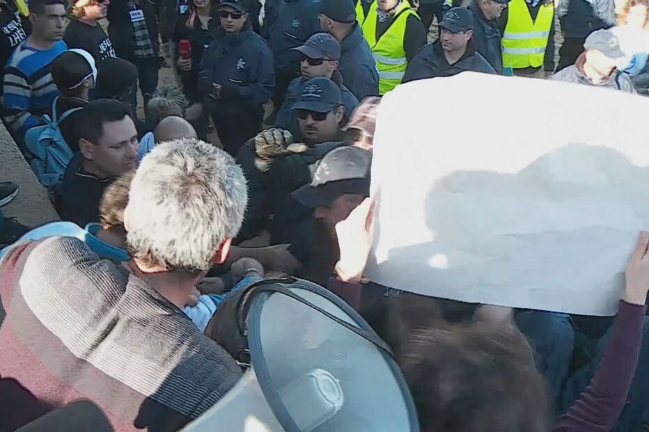 Tensão entre manifestantes e autoridades