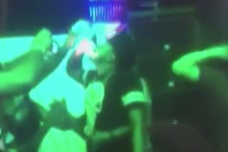 Jovem foi filmado a beber garrafa de bebida antes de colapsar