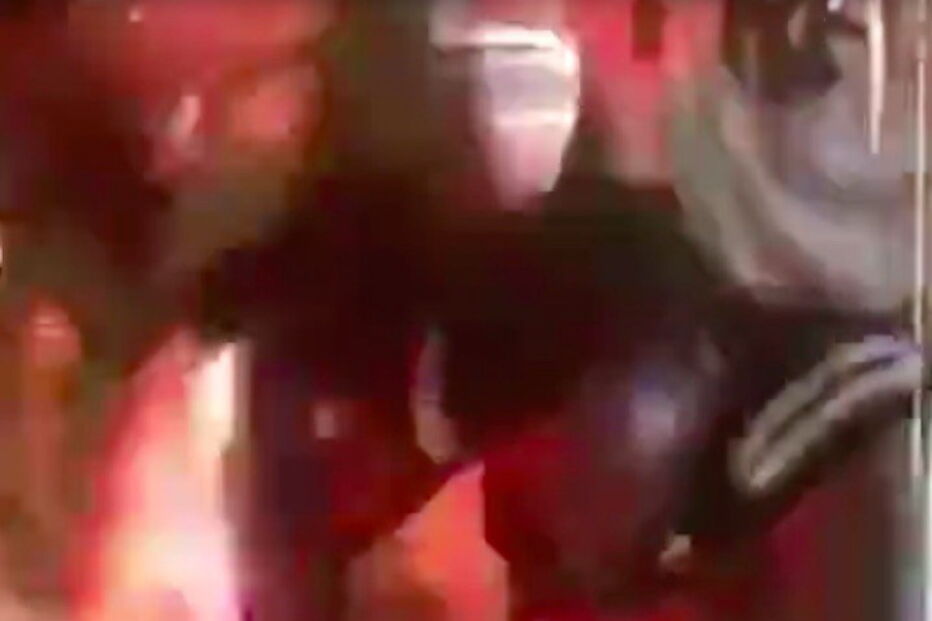 Jovem foi filmado a beber garrafa de bebida antes de colapsar