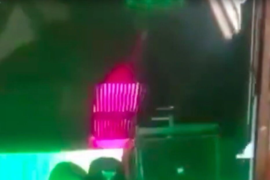 Jovem foi filmado a beber garrafa de bebida antes de colapsar