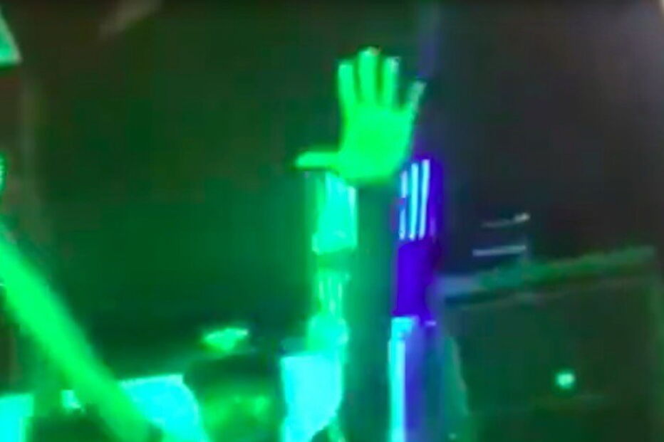 Jovem foi filmado a beber garrafa de bebida antes de colapsar