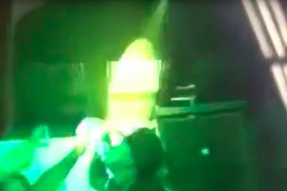 Jovem foi filmado a beber garrafa de bebida antes de colapsar