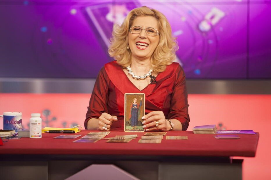 Maria Helena é taróloga no programa A Vida nas Cartas – O Dilema