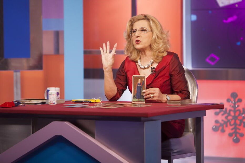 Maria Helena é taróloga no programa A Vida nas Cartas – O Dilema