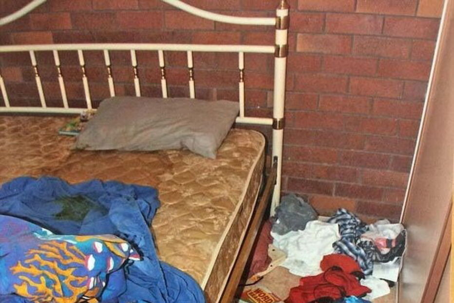 Criança era deixada presa com uma corda no quarto, sem comida nem água