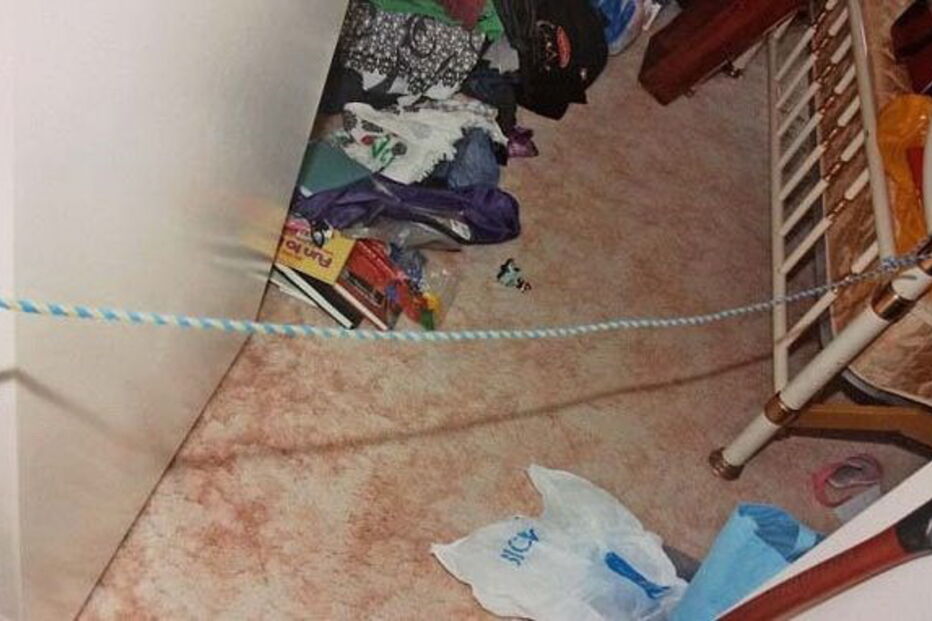 Criança era deixada presa com uma corda no quarto, sem comida nem água